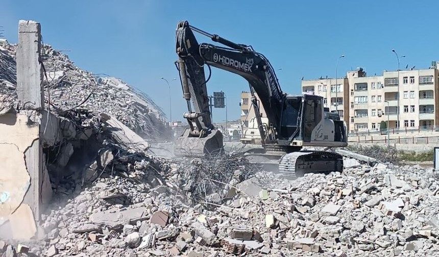 Şanlıurfa’da Okul Yanındaki Yıkım Panik Yarattı!