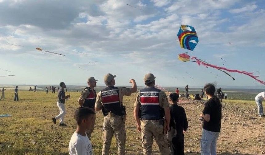 Şanlıurfa sınırında jandarma ve çocuklar el ele