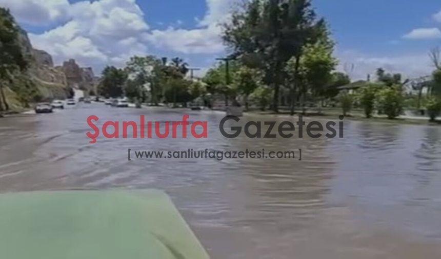 Birecik’te Yağış Sonrası Yollar Göle Döndü