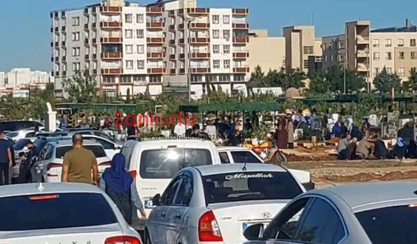Viranşehir'de Bayramın ilk Saatlerinde Mezarlıklara Yoğun Ziyaret
