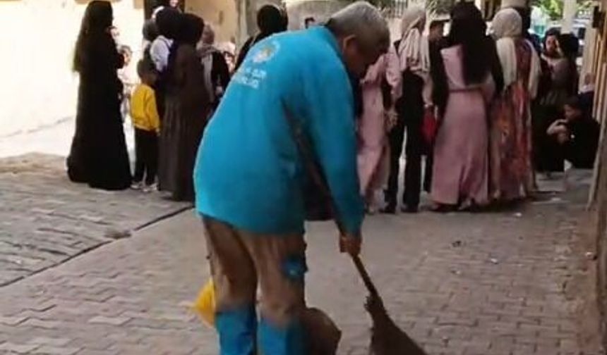 Şanlıurfa'da Temizlik Personeli Süpürgeyi Bırakmadı, Halayı da Kaçırmadı