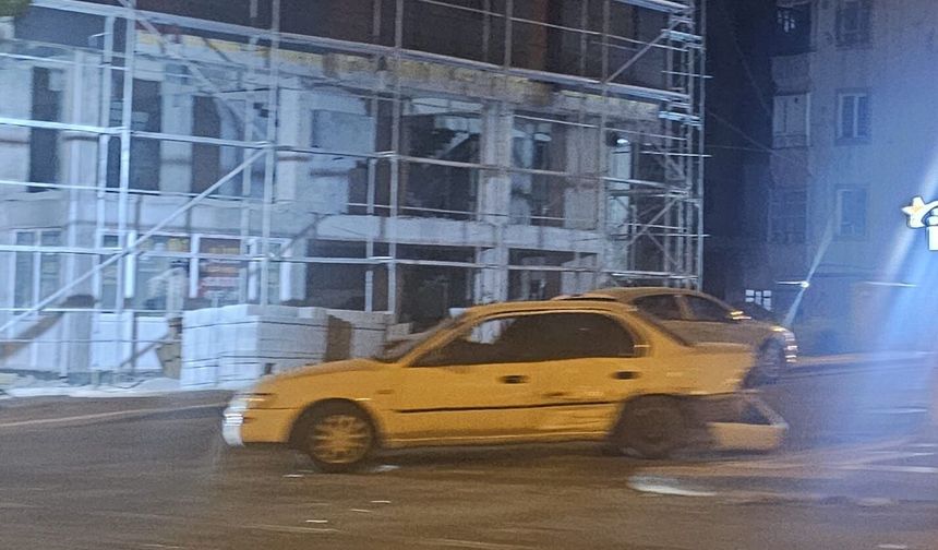 Şanlıurfa’da Otomobil ile Motosiklet Çarpıştı: 2 Kişi Yaralandı
