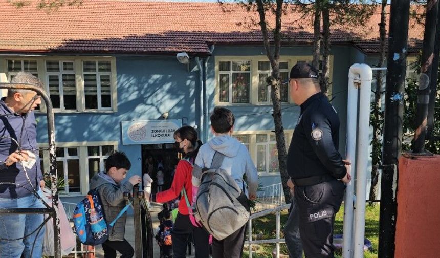 Okulda Öğrencilerle İp Atlayan Polis Gönülleri Fethetti!