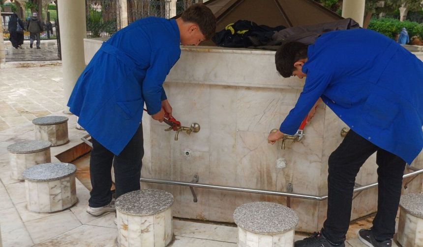 Şanlıurfa’da Mesleki Eğitim Öğrencilerinden Dergah Camisi’nde Bakım Çalışması