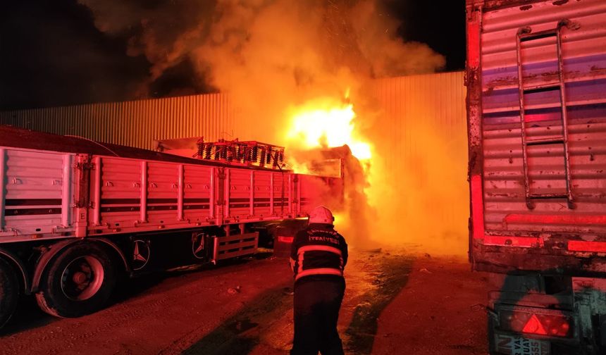 Şanlıurfa'da 3 tır alev alev yandı