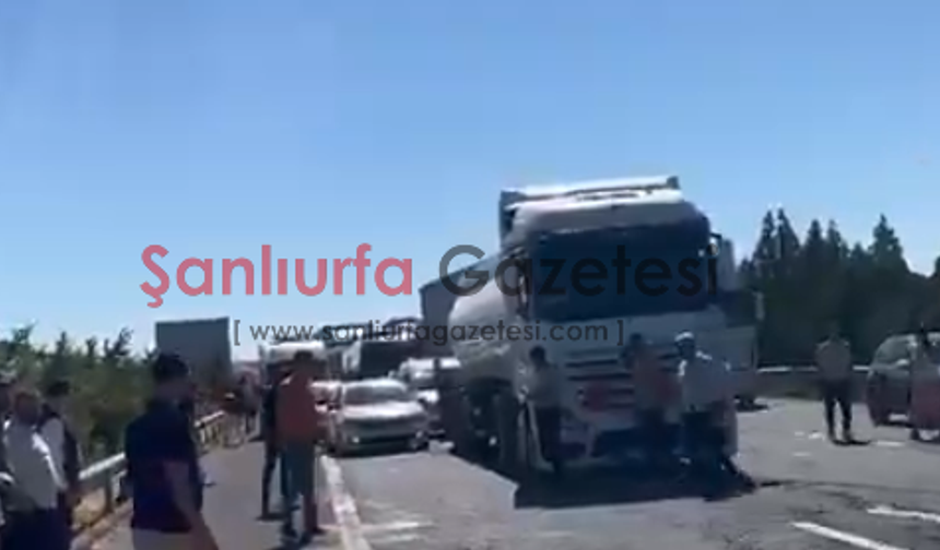 Şanlıurfa Otobanında Tır Devrildi: 3 Yaralı