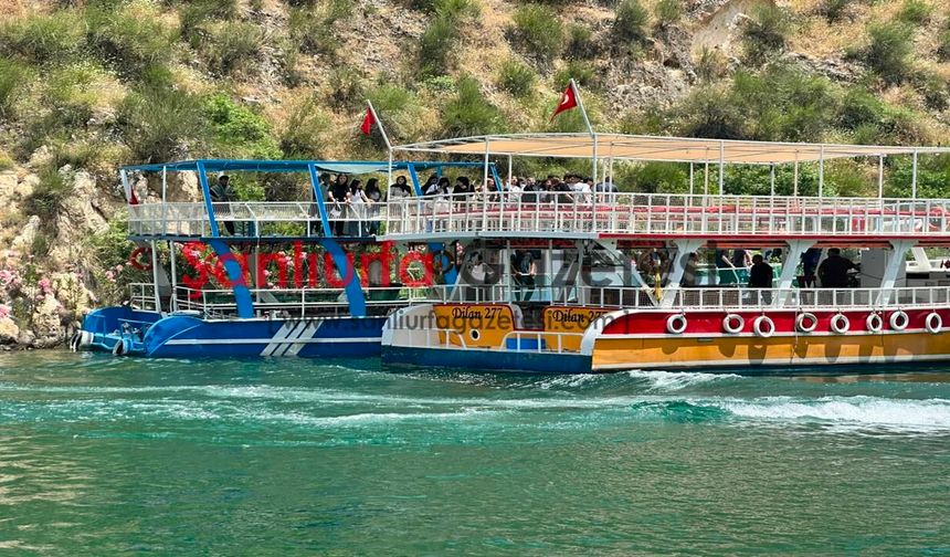 Halfeti’de Arızalanan Tur Teknesindeki Yolcular Jandarma Tarafından Kurtarıldı