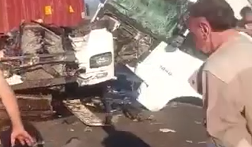 Şanlıurfa Otoyolu’nda Feci Kaza: Tır Sürücüsü Ağır Yaralandı