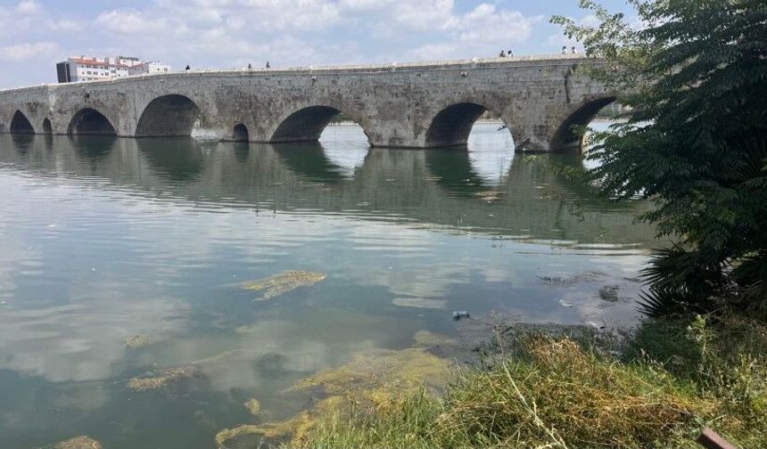 Adana'nın Simgesi Seyhan Nehri Alarm Veriyor! Çöpler Turistlerin İlk Gördüğü Manzara Oldu