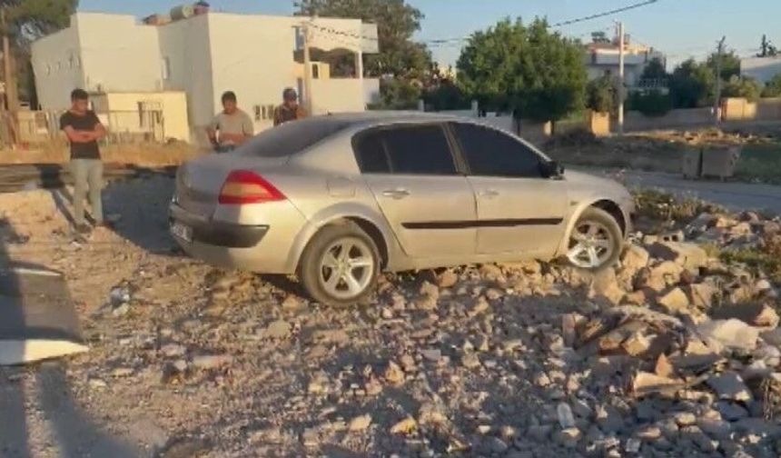 Şanlıurfa Suruç’ta Park Halindeki Otomobil Çukura Düştü
