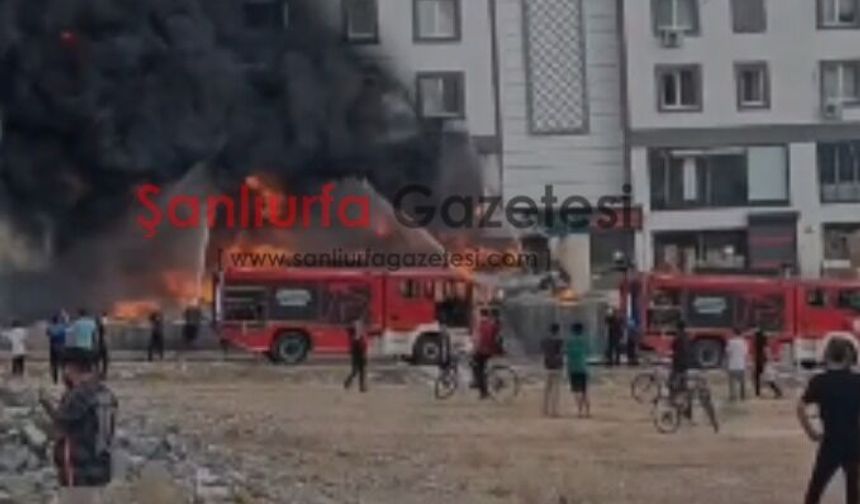 Şanlıurfa'da İnşaat Malzemeleri Dükkanında Yangın: 15 Kişi Hastaneye Kaldırıldı