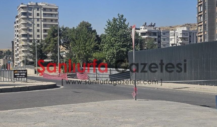 Şanlıurfa’da İnşaat Alanında Toprak Kaydı Yol Trafiğe Kapatıldı