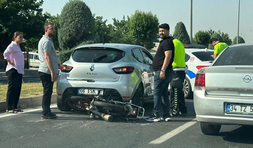 Akçakale Çevre Yolunda Motosiklet Otomobile Çarptı: 2 Yaralı