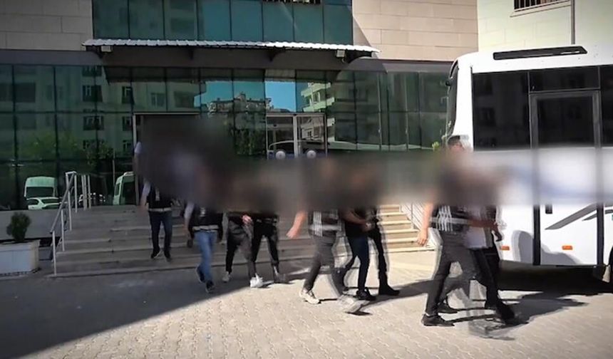Şanlıurfa’da kalaşnikoflu suç çetesine operasyon; Ev değil cephane!