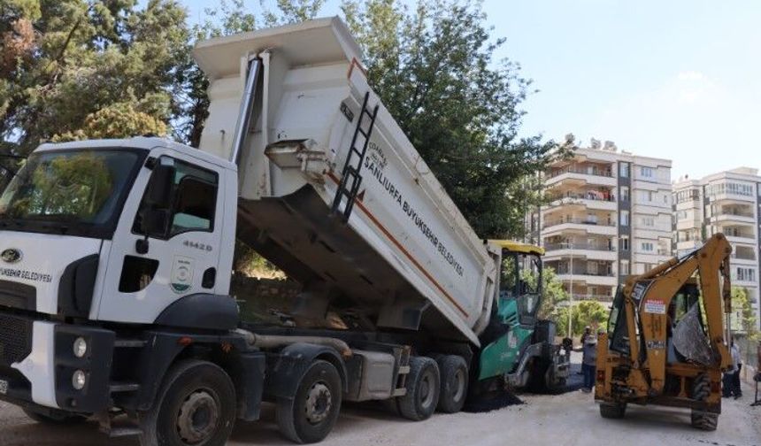 Şanlıurfa'da Akbayır Mahallesi'nin Yolları Sıcak Asfaltla Yenileniyor