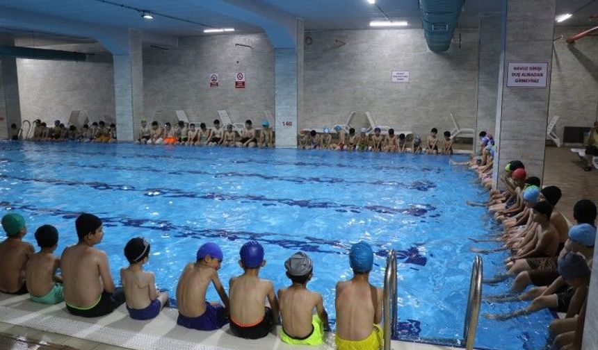 Şanlıurfa'da Hem Spor Hem Serinlik! Çocuklar Havuzlara Akın Ediyor