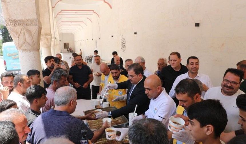Şanlıurfa'da Muharrem Bereketi! Haliliye Belediyesi Binlerce Kişiye Aşure Dağıttı