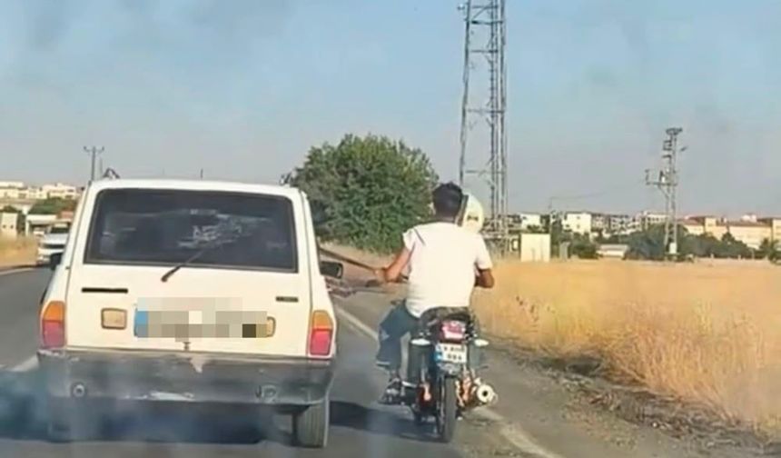 Siverek'te motosikletlinin tehlikeli yolculuğu şoke etti!