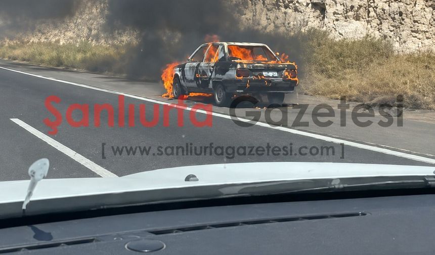 Şanlıurfa Otobanında Seyir Halindeki Otomobil Alev Alev Yandı