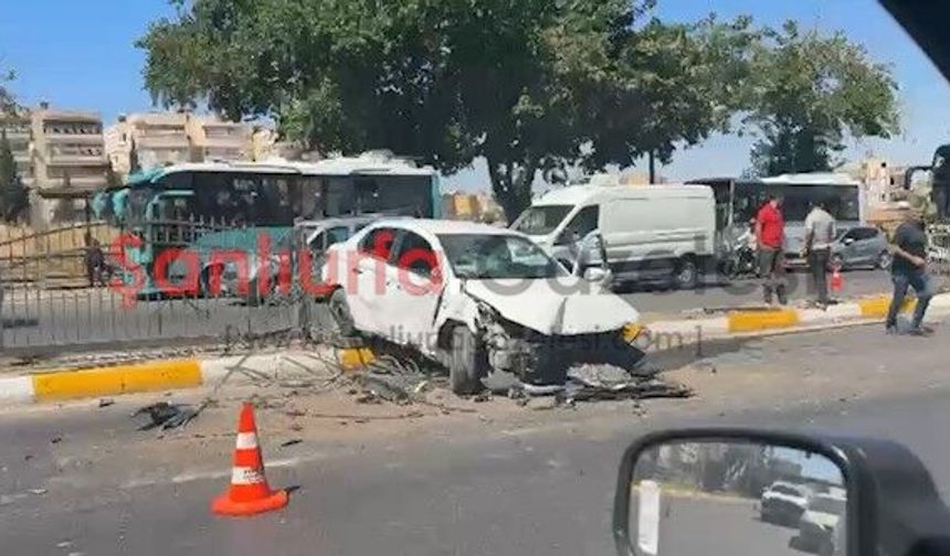 Şanlıurfa'da Otomobil Refüje Çarptı: Sürücü Yaralandı