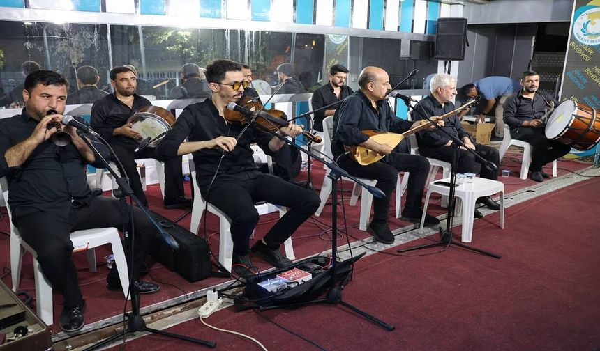Haliliye'de Yaz Akşamı Böyle Geçti! Mahalle Meydanı Dolup Taştı