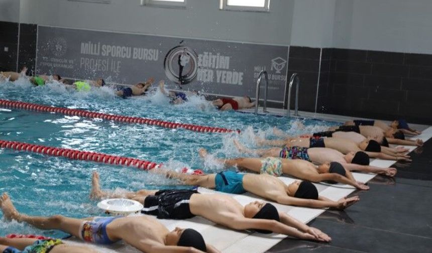 Karaköprü Belediyesi'nden Çocuklara Ücretsiz Yüzme Eğitimi!