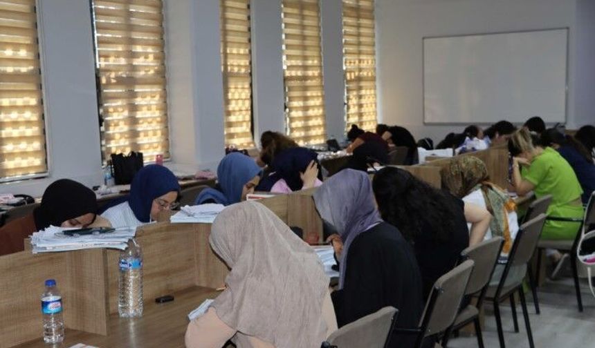 Karaköprü'de Kütüphaneler Dolup Taşıyor! Gençler Geleceğine Hazırlanıyor