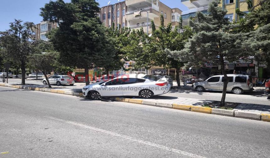 Şanlıurfa'da kontrolden çıkan otomobil orta refüje çıktı