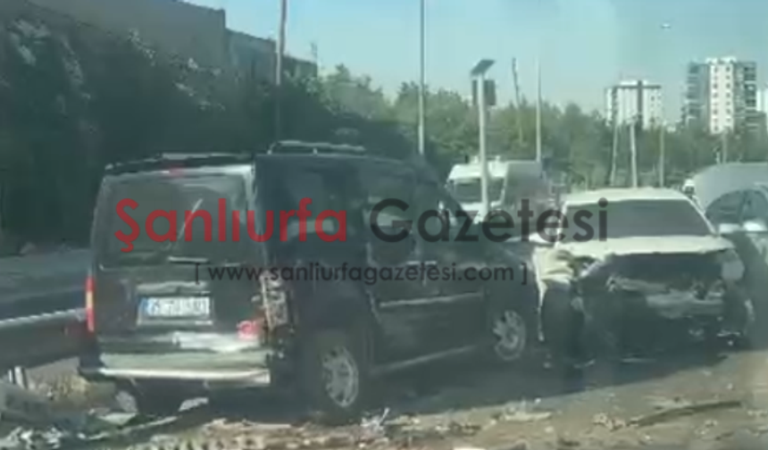 Şanlıurfa'da 4 Araç Birbirine Girdi! Akabe TOKİ Yolunda Zincirleme Kaza