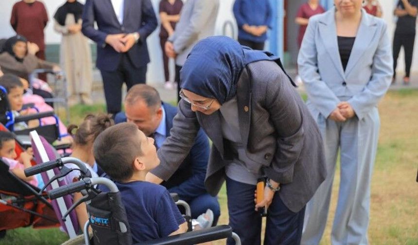 Şanlıurfa'da AK Parti Heyeti Yaşlılar Ve Özel Bireylerle Buluştu