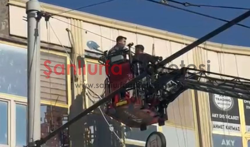 Şanlıurfa’da Duvardan Kopan Taşlar Az Kalsın Vatandaşların Üzerine Düşüyordu