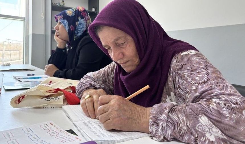 Şanlıurfa'da okuma yazma öğrenen kadınların azmi takdir topluyor
