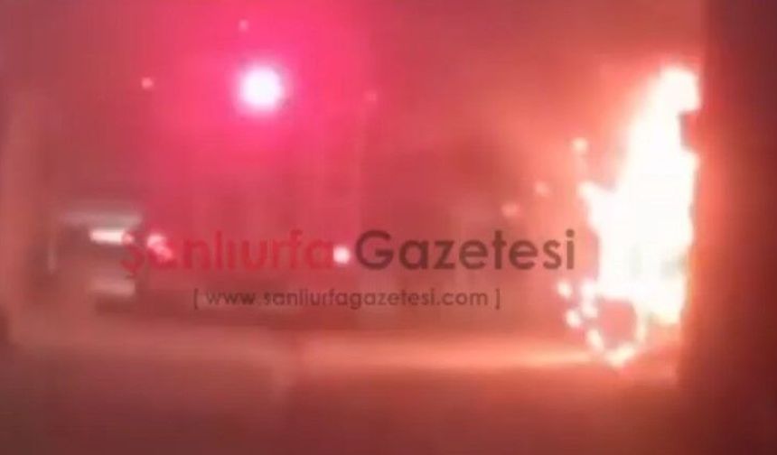 Şanlıurfa'da Trafo Yangını Geceyi Aydınlattı!