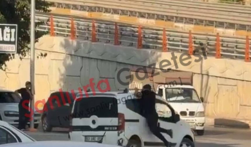Şanlıurfa’da Kardeş Kavgası Faciaya Dönüyordu! Hareket Eden Aracın Üzerine Asıldı