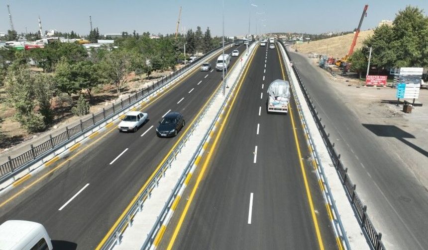 Şanlıurfa'da 3,5 Ayda Tamamlanan Katlı Kavşak Trafiğe Açıldı