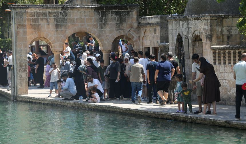 Dünyanın en büyük doğal akvaryumu Balıklıgöl'e haftasonu turist akını