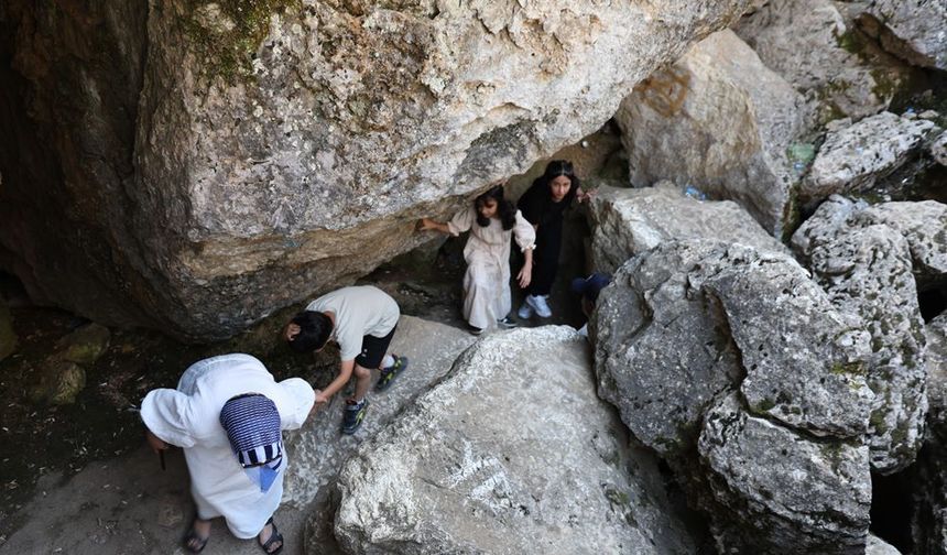 Şanlıurfa’nın çöl sıcağından kaçıp Elazığ’ın Buzluk Mağarasında serinliyorlar
