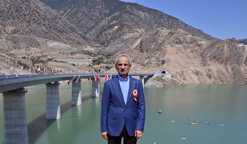 Bakan Uraloğlu, Türkiye'de yapılan köprülerin uzunluğunu "Ankara ile Şanlıurfa kadar" diyerek kıyasladı!