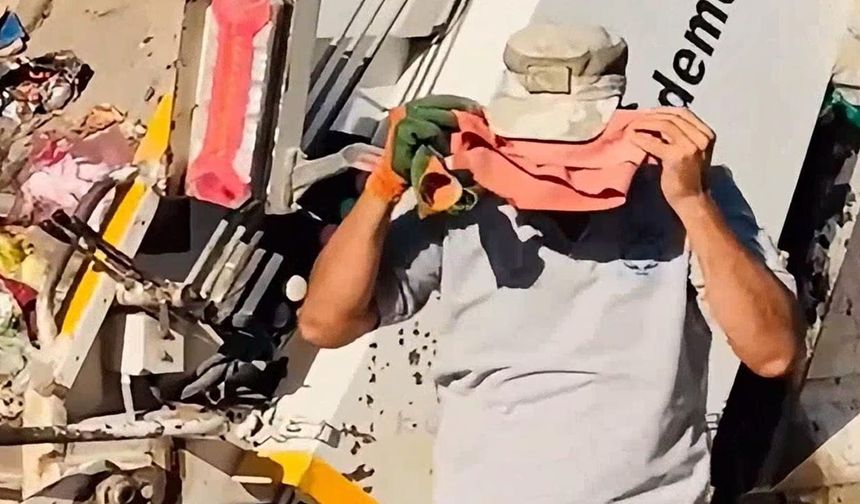 Şanlıurfa'da çöpte bulduğu bayrağı bağrına basan işçi takdir topladı