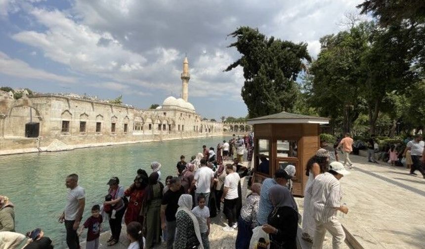 Şanlıurfa’da Hafta Sonu Yoğunluğu: Balıklıgöl Ziyaretçilerle Doldu