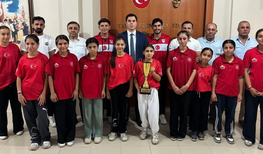 Altın kızlar Türkiye üçüncüsü: Şanlıurfa'da kupa sevinci