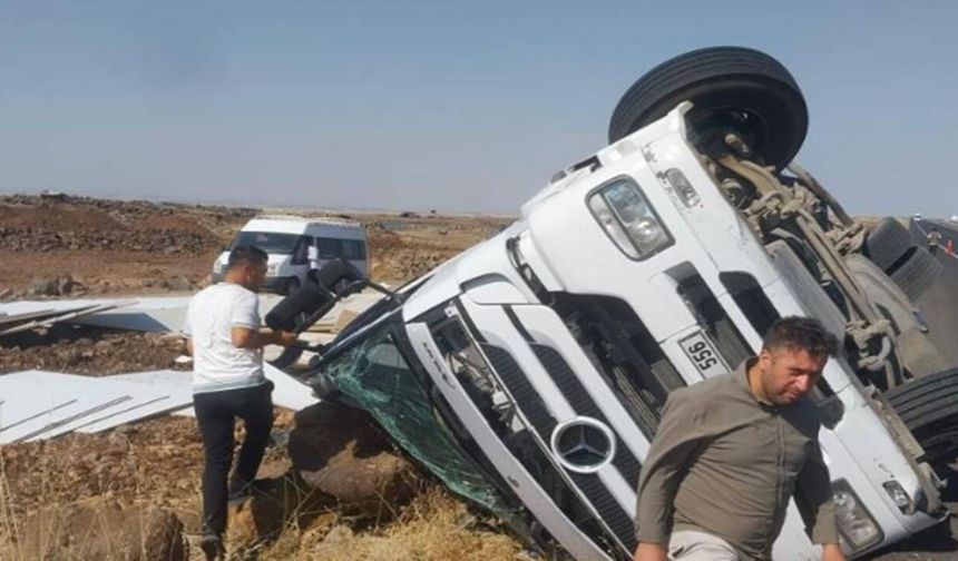Şanlıurfa'da Mobilya Yüklü Tır Otoyola Devrildi: 1 Yaralı!