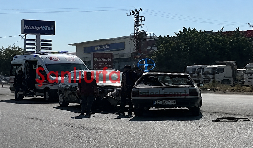Şanlıurfa'da iki otomobil kafa kafaya çarpıştı: 3 Yaralı!