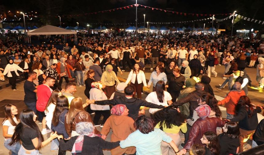 Şanlıurfa’dan Amasya’ya Kültür Köprüsü! Urfa Ezgileri Meydanı Coşturdu