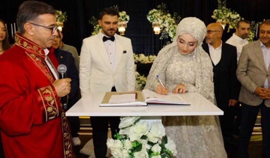 Vali Hasan Şıldak, Siverek’te Genç Çiftin Düğün Törenine Katıldı!