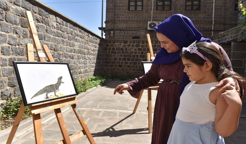 Şanlıurfa'nın 6 yaşındaki ressamı ilk sergisini sanatseverlerle buluşturdu: "Onlar benim arkadaşım"