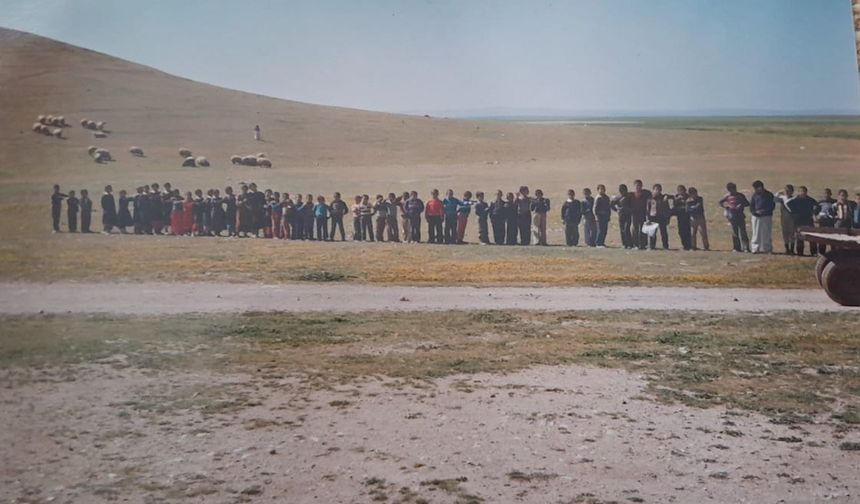 Şanlıurfa’da 40 Yıl Sonra Ortaya Çıkan Görüntü Duygulandırdı! Öğretmen Ve Öğrencileri Yeniden Buluştu
