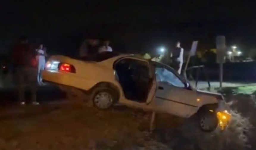 Şanlıurfa’da kontrolden çıkan araç köprüde asılı kaldı!