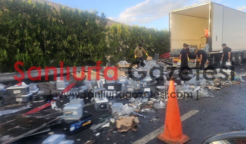 Şanlıurfa-Gaziantep otoyolunda akü yüklü TIR devrildi: 1 Yaralı!
