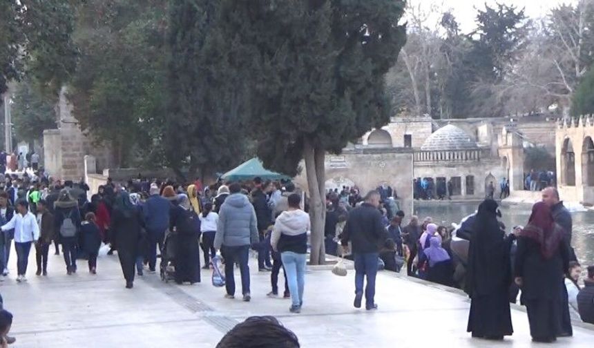 “Şanlıurfa’da bir gölün ardındaki sır: Hz. İbrahim’in mucizesine inanılıyor”